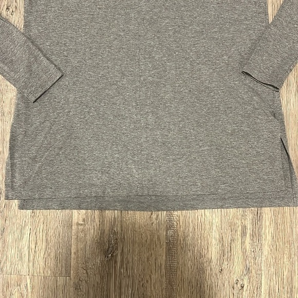 The Group Babaton Long Sleeve V-Neck Tee - Picture 5 of 13